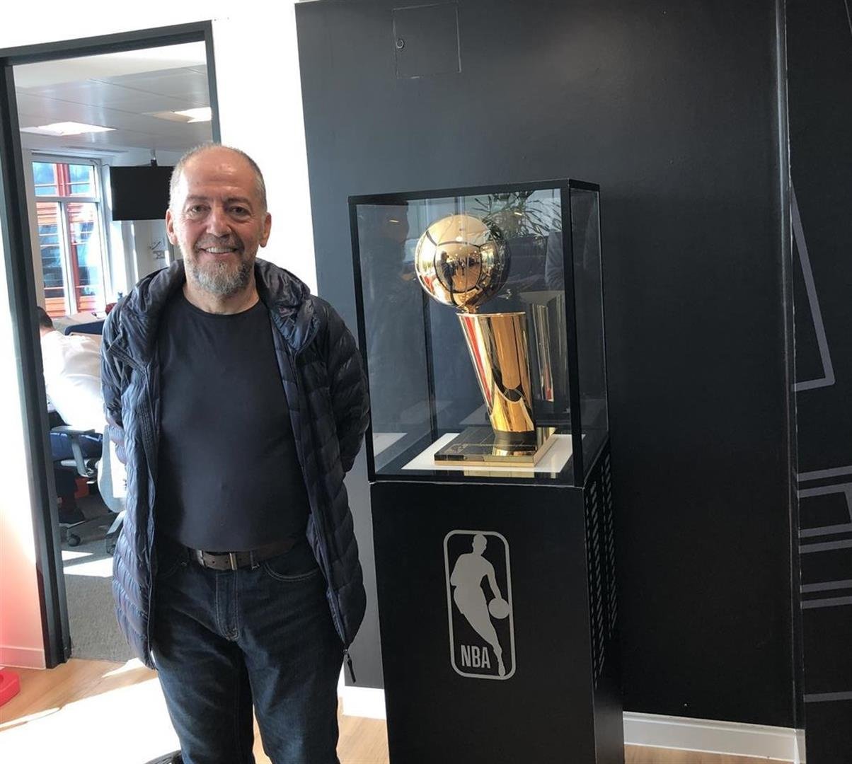 Пфрофесор Ефремов с шампионския трофей на НБА.