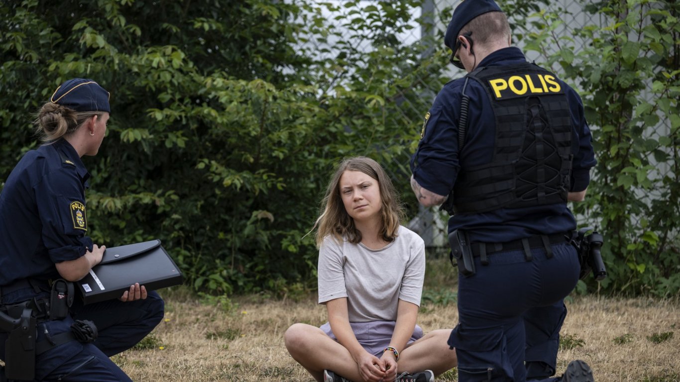 Грета Тунберг е обвинена в неизпълнение на полицейско разпореждане