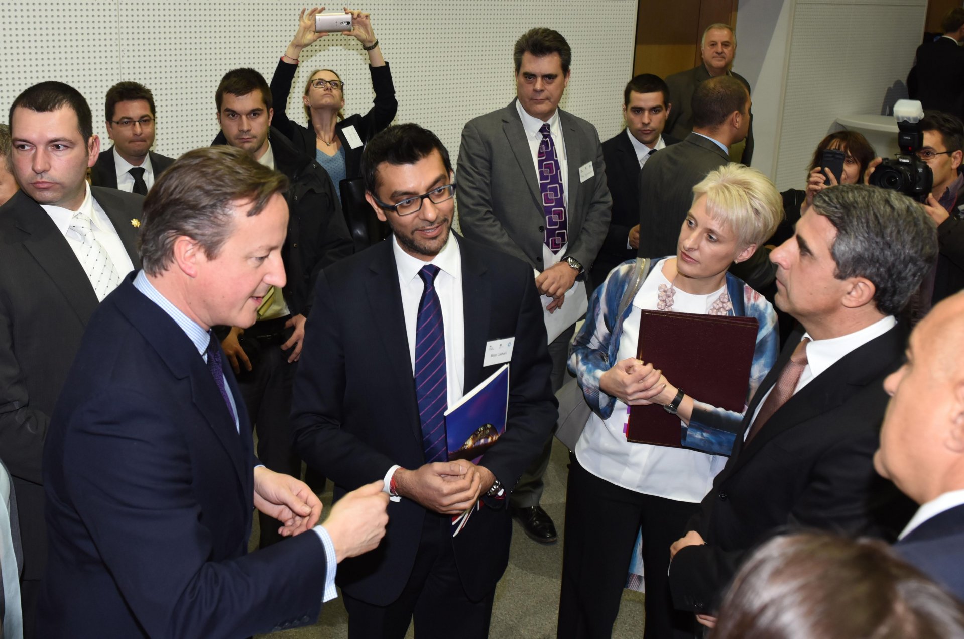 Посещение на британския премиер Дейвид Камерън. Посланикът на Великобритания Ема Хопкинс и Росен Плевнелиев, 2015 г.