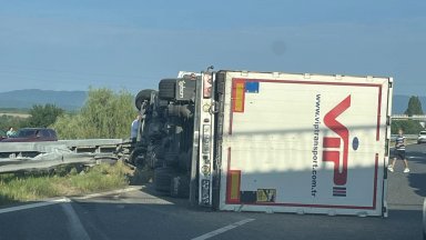 Товарен автомобил с турска регистрация катастрофира малко преди 8 30 часа