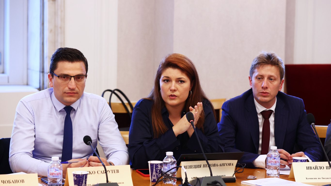 Депутатите от ПП-ДБ Венко Сабрутев, Венеция Ненова Ангова, Ивайло Шотев по време на заседание на бюджетната комисия в парламента