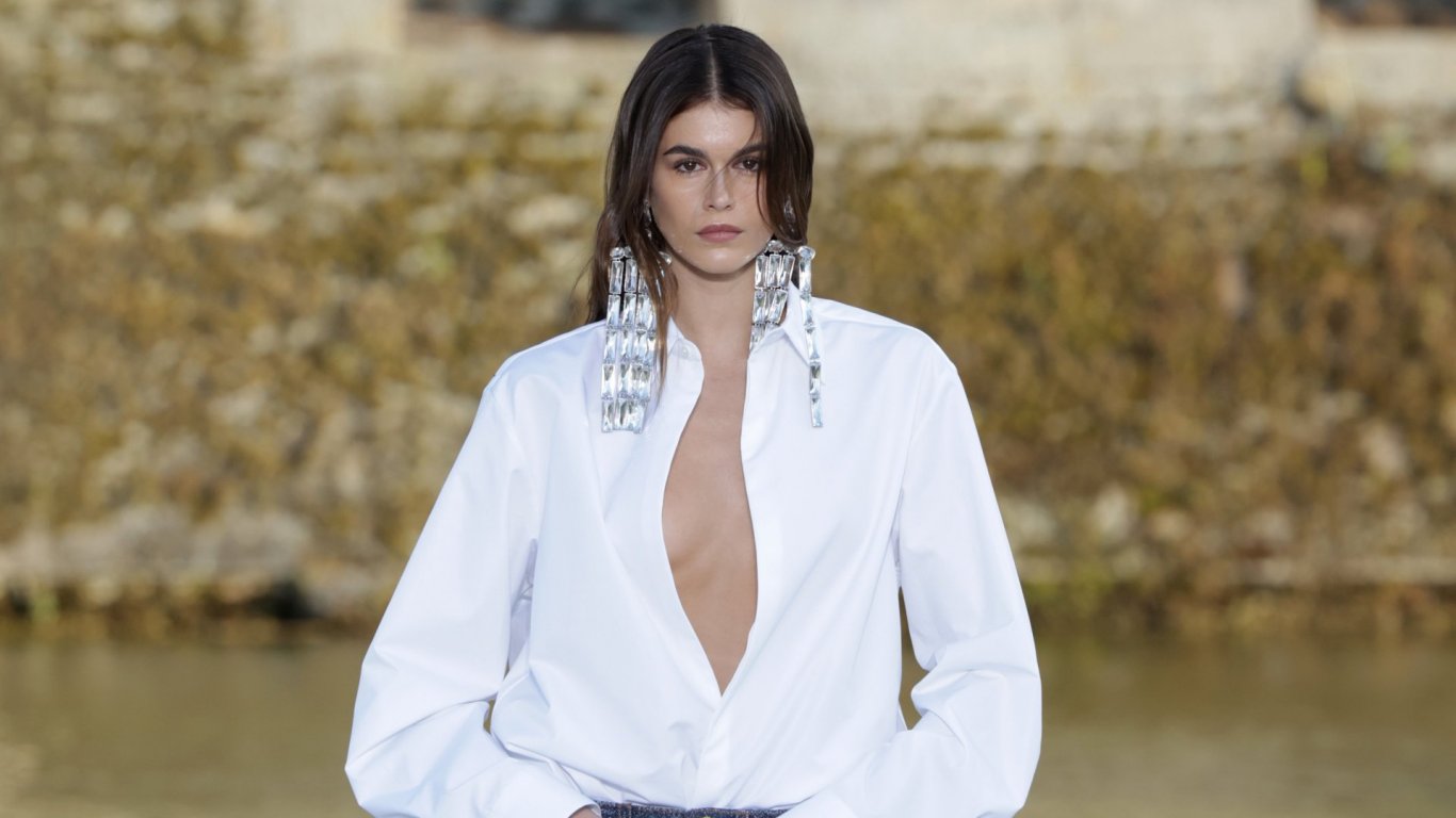 Дъщерята на Синди Крофорд откри дефилето на "Valentino" за Седмицата на висшата мода в Париж