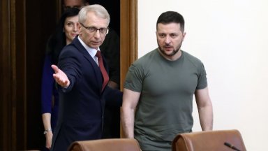 По традиция Володимир Зеленски произнася речи пред парламентите на страните