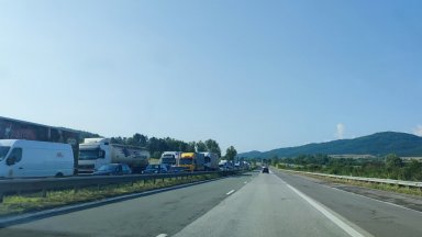 Първият ден от август за стотици шофьори започна с дълго