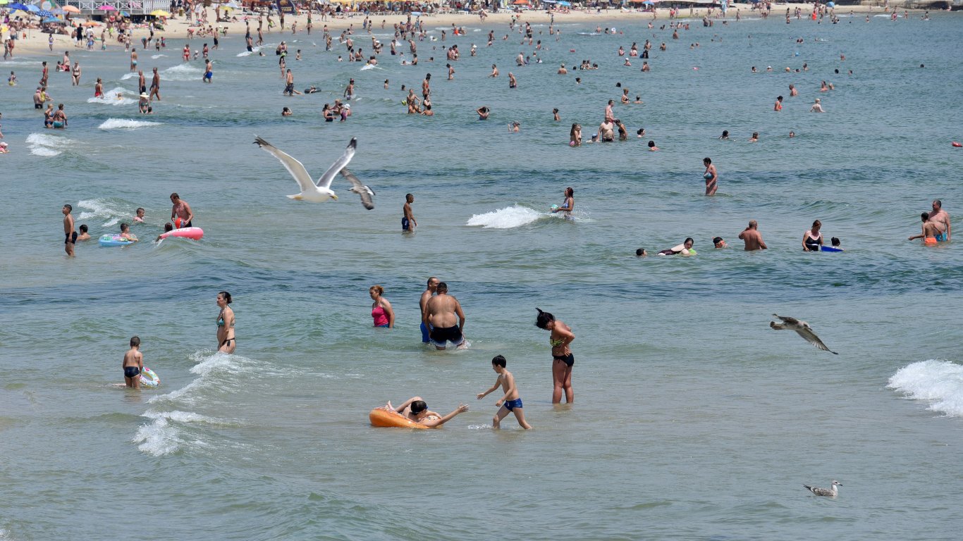  Кметът на Созопол и хотелиери се изкъпаха в морето, за да докажат, че водата е чиста