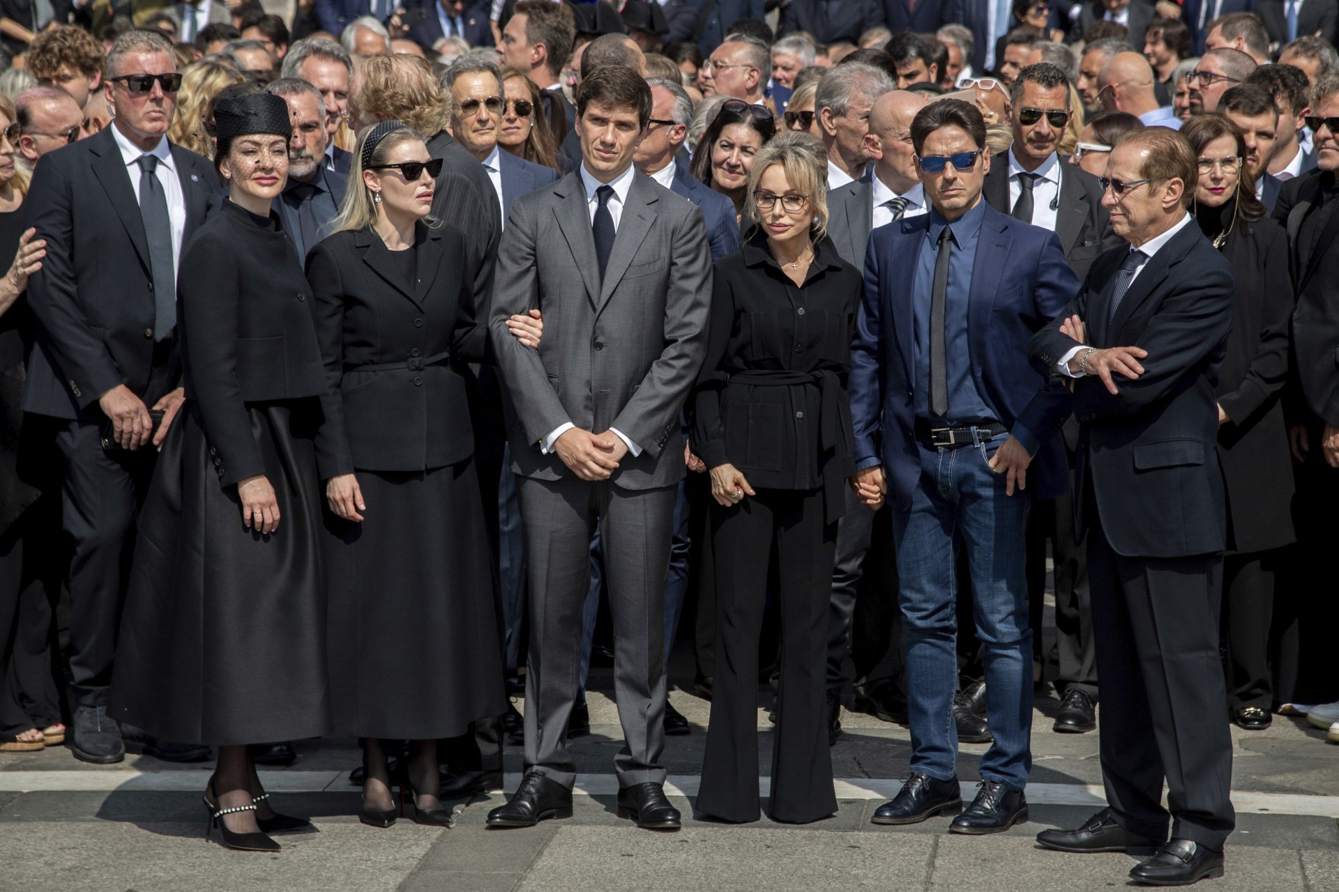 Децата на Силвио Берлускони по време на държавното му погребение: отляво - дъщери Елеонора и Барбара, син Луиджи, дъщеря Марина, син Пиер Силвио и брат Паоло