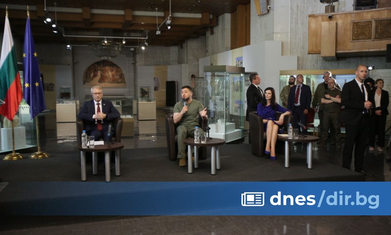 По традиция Зеленски произнася речи пред парламентите на страните, които