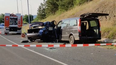 Двама души загинаха а седем са ранени при тежката катастрофа