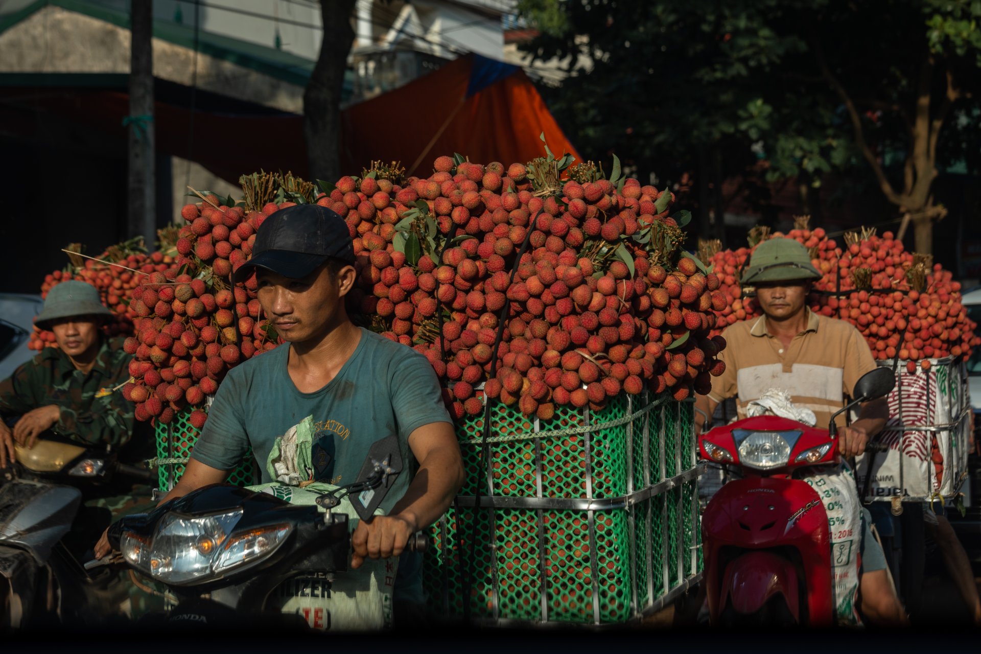  Фермери чакат на опашка, за да продадат плодовете си на преразпределители по магистрала 31 на 2 юли 2023 г.