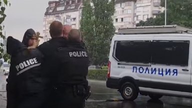 Свещеник с кръст се хвърли пред кортежа на Зеленски в София, задържаха го (видео)