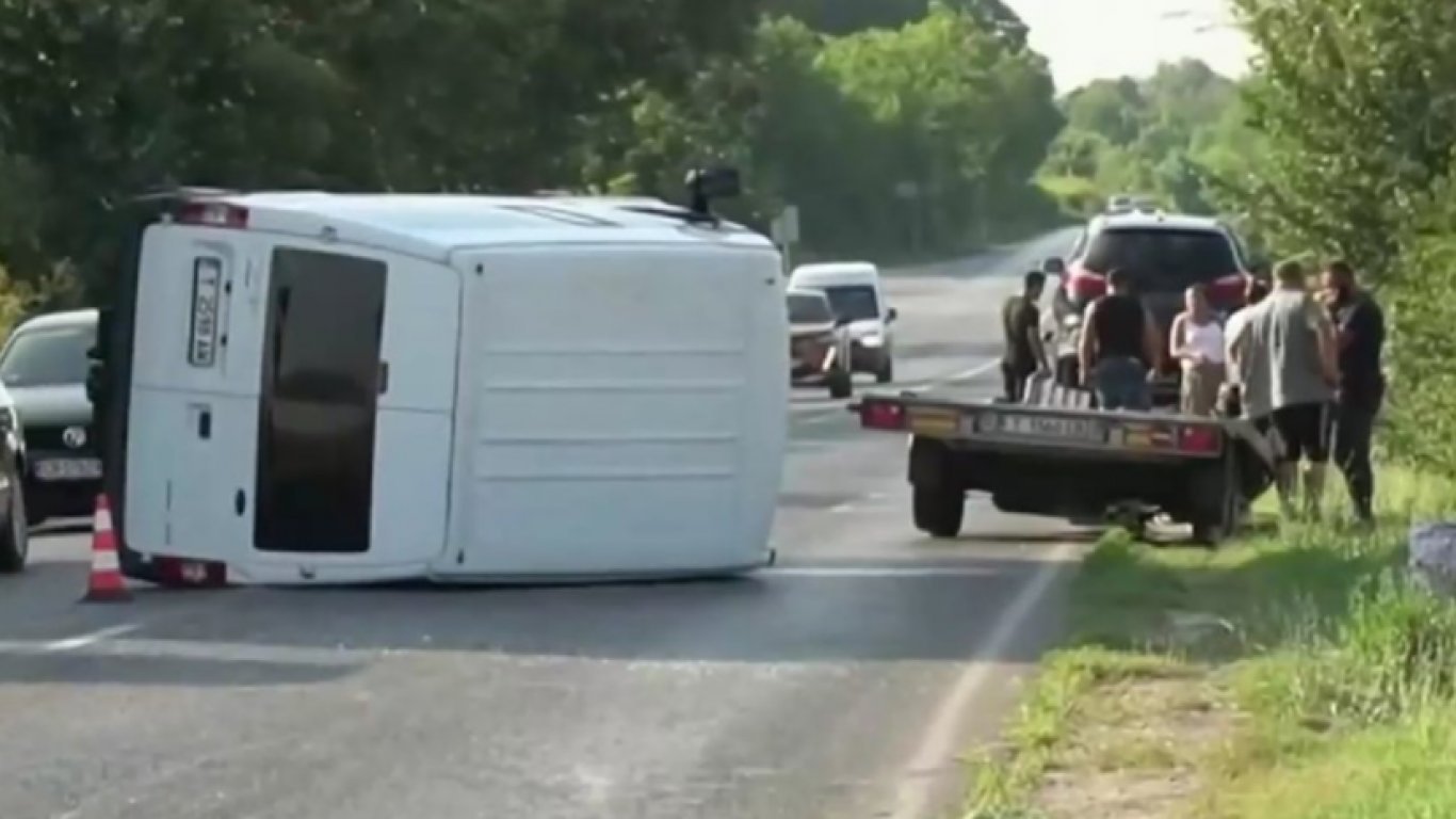 Бус с шестима пътници излетя в нива на пътя Русе-Варна след удар с лека кола (видео)