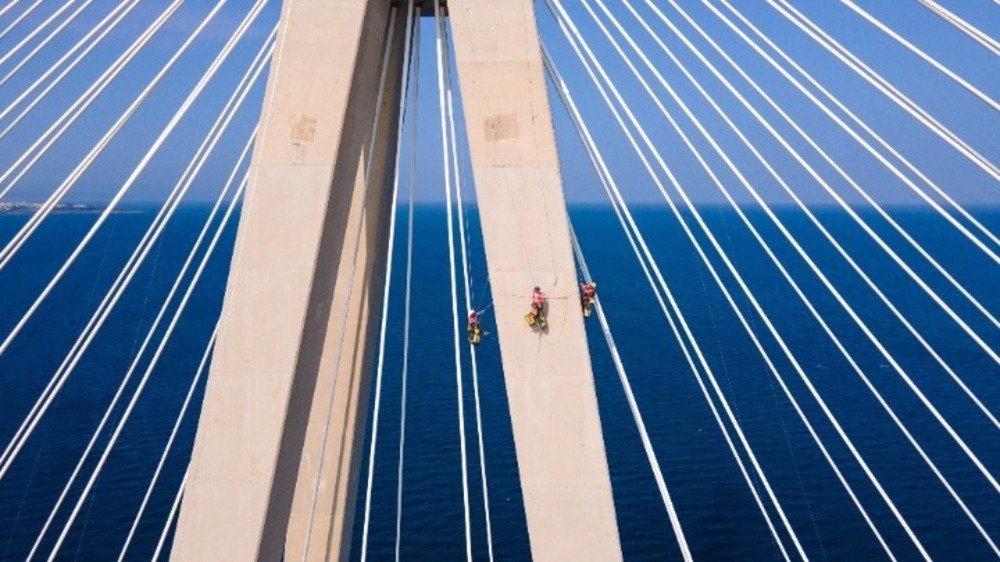 Френски алпинисти поддържат електрическите проводници на моста Рио-Антирио в Гърция