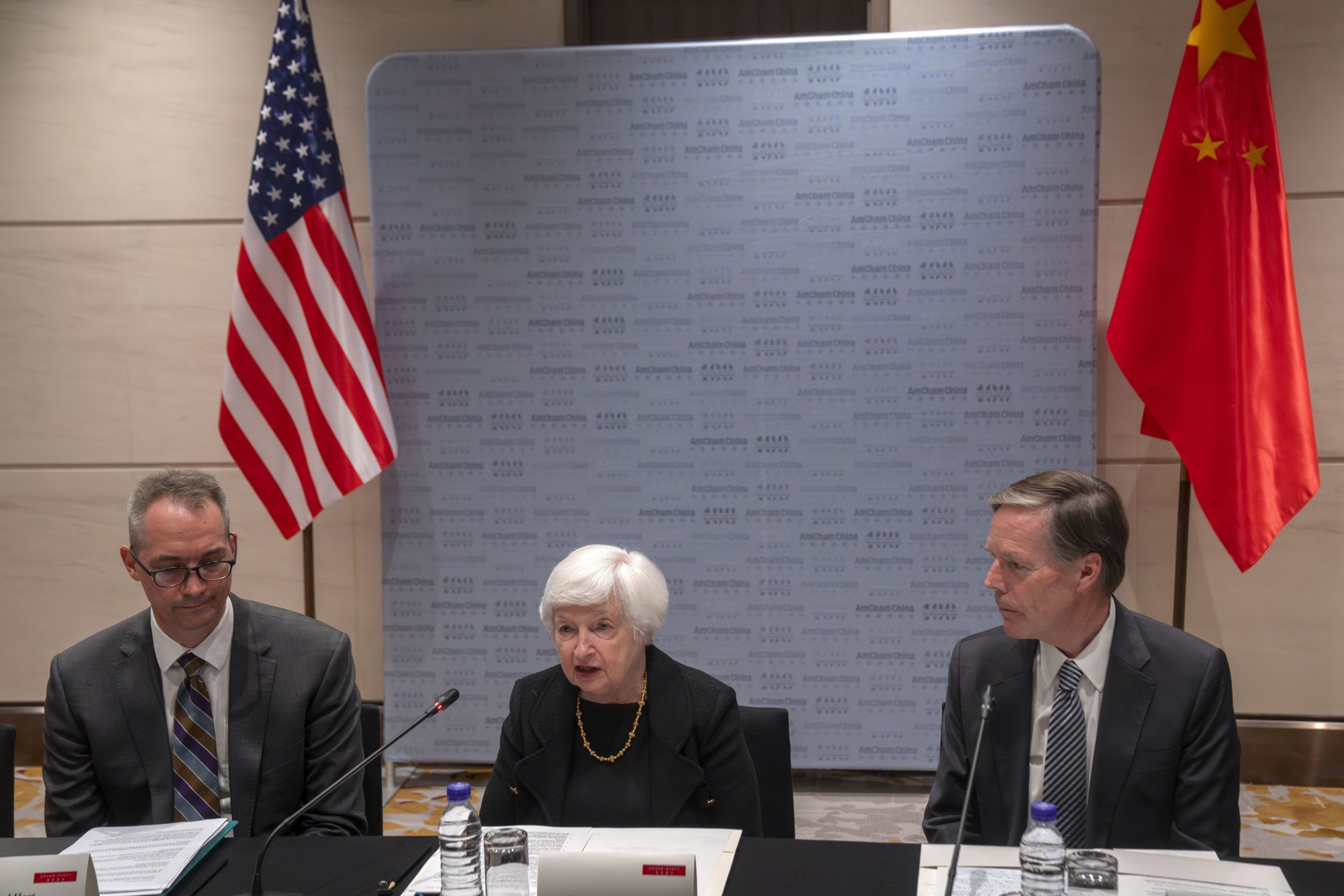 Джанет Йелън, Никълъс Бърнс, посланик на САЩ в Китай (вдясно), и Майкъл Харт, председател на Американската търговска камара в Китай