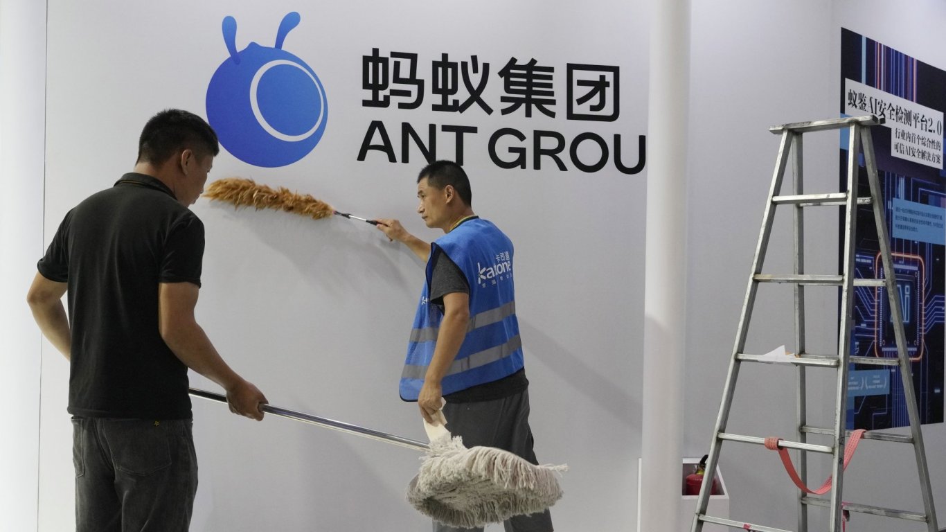 Пекин се кани да глоби поделението на Alibaba - Ant Group, с най-малко $1,1 милиарда 