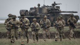 "Дейли Телеграф": НАТО разработва сухопътни коридори за войски на САЩ, включително през България