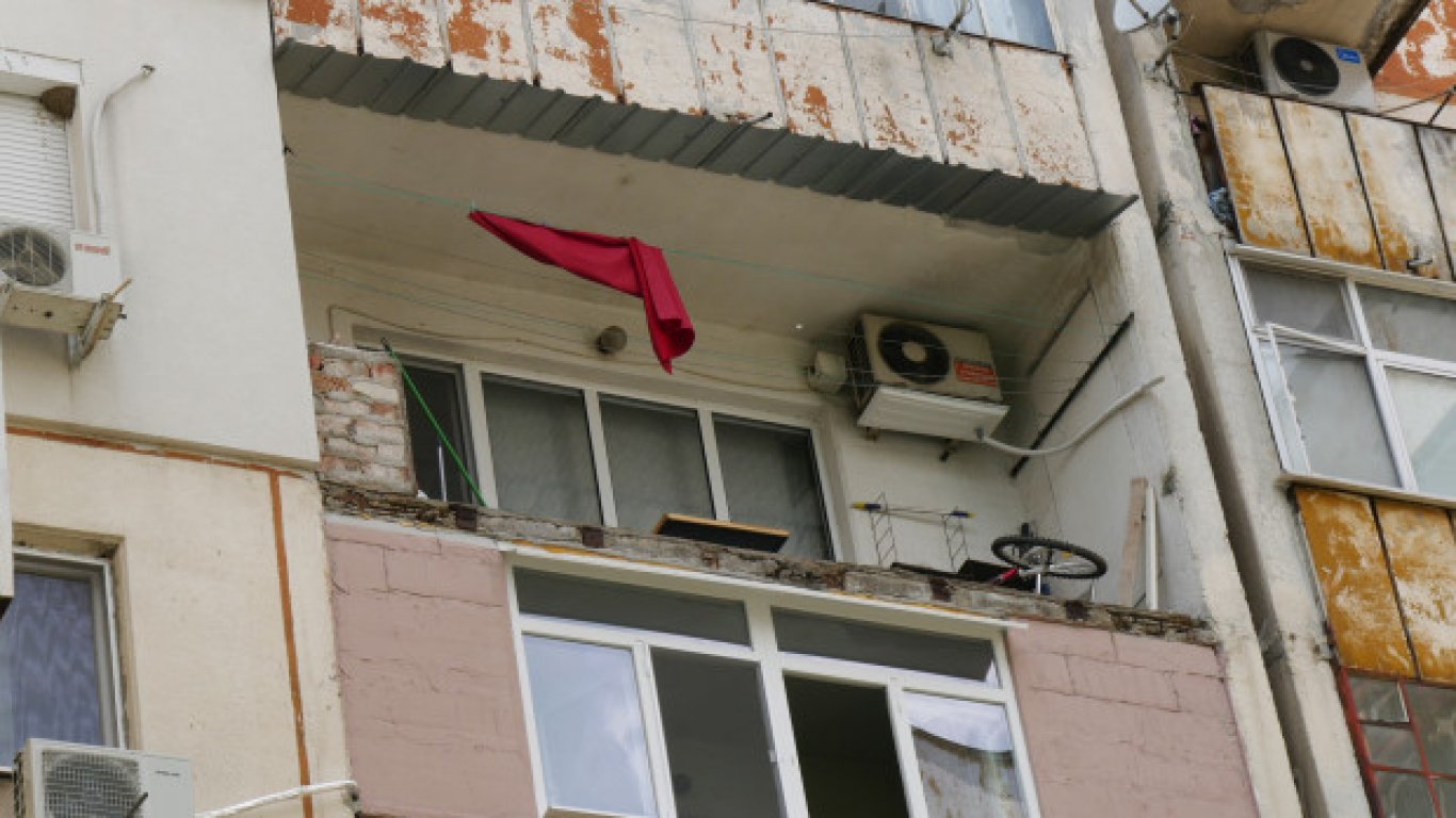 Челният панел на тераса падна от 6-ия етаж на блок в Пловдив