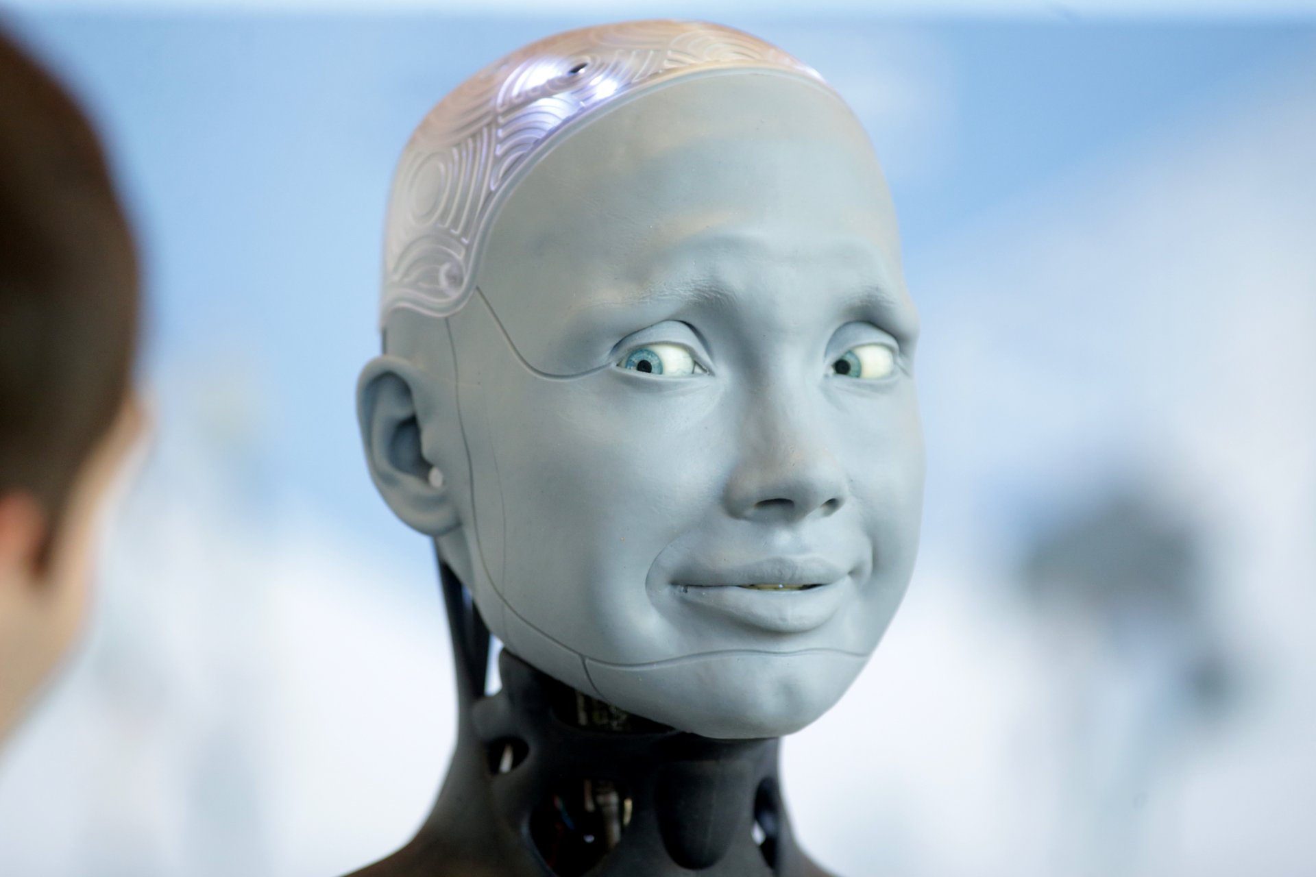 Хуманоидният робот Ameca на британския производител Engineered Arts поздравява посетителите по време на двудневна среща на върха в Женева. 
