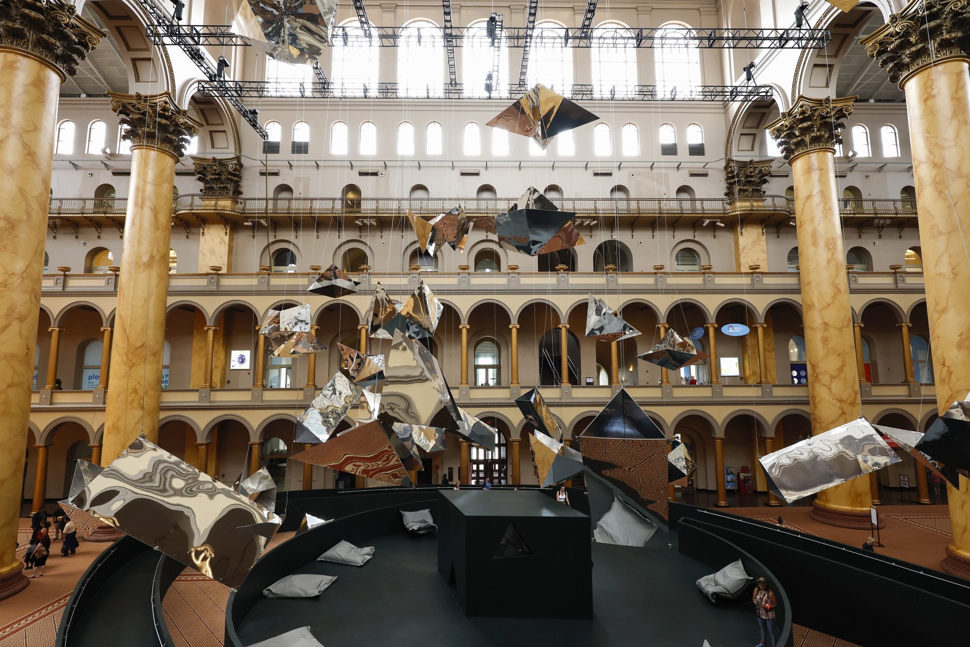  Експозицията, проектирана от художника и архитект Сучи Реди, включва покрития с огледални геометрични форми и е част от инсталацията Summer Block Party на музея
