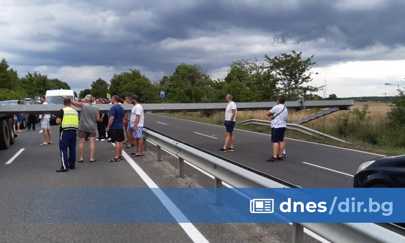 Машината се е движила в посока Бургас, когато закача и