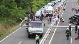 Кран падна върху пътя за Южното Черноморие и запуши движението (снимки)