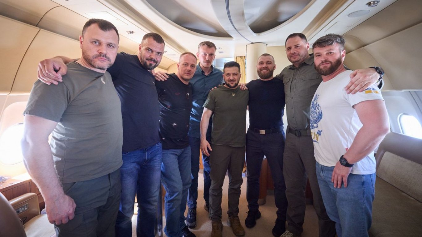 Зеленски се прибра от Турция с командирите от "Азовстал", Москва в неведение (видео)