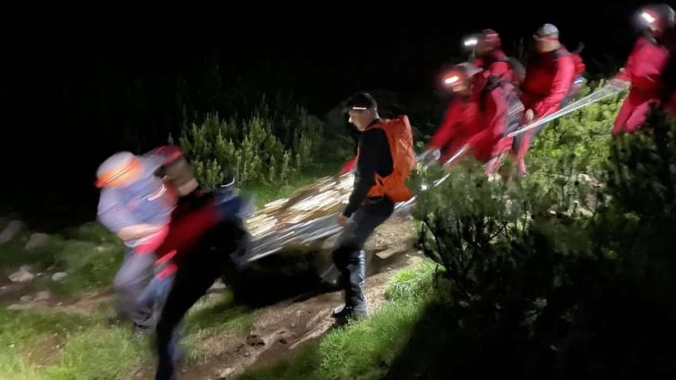 След 12 часа нощна акция в Пирин: Спасиха жена с гръбначна травма (видео)