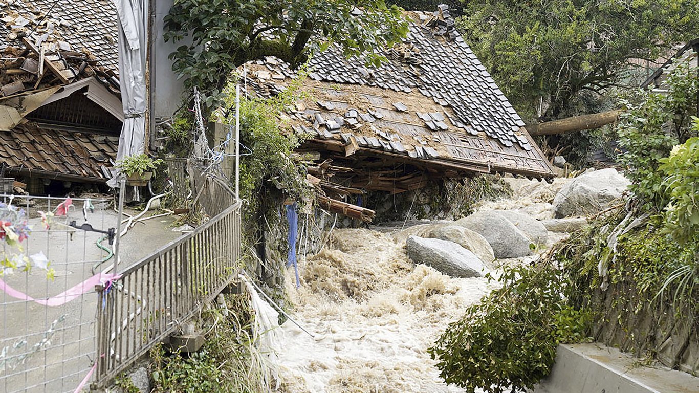 "Най-силните валежи в историята": Бедствие застигна югозападната част на Япония 