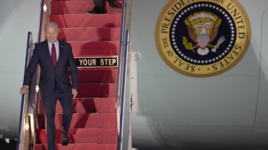 Самолетът на Байдън кацна на летище Станстед а оттам президентът
