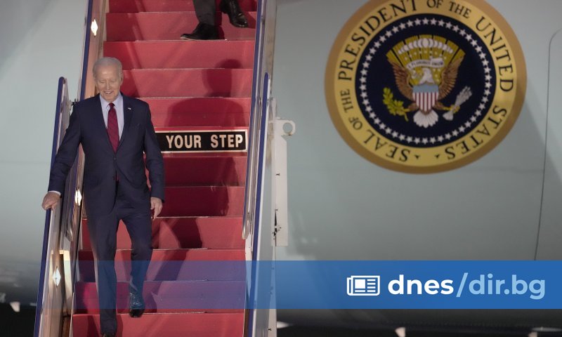 Самолетът на Байдън кацна на летище Станстед, а оттам президентът
