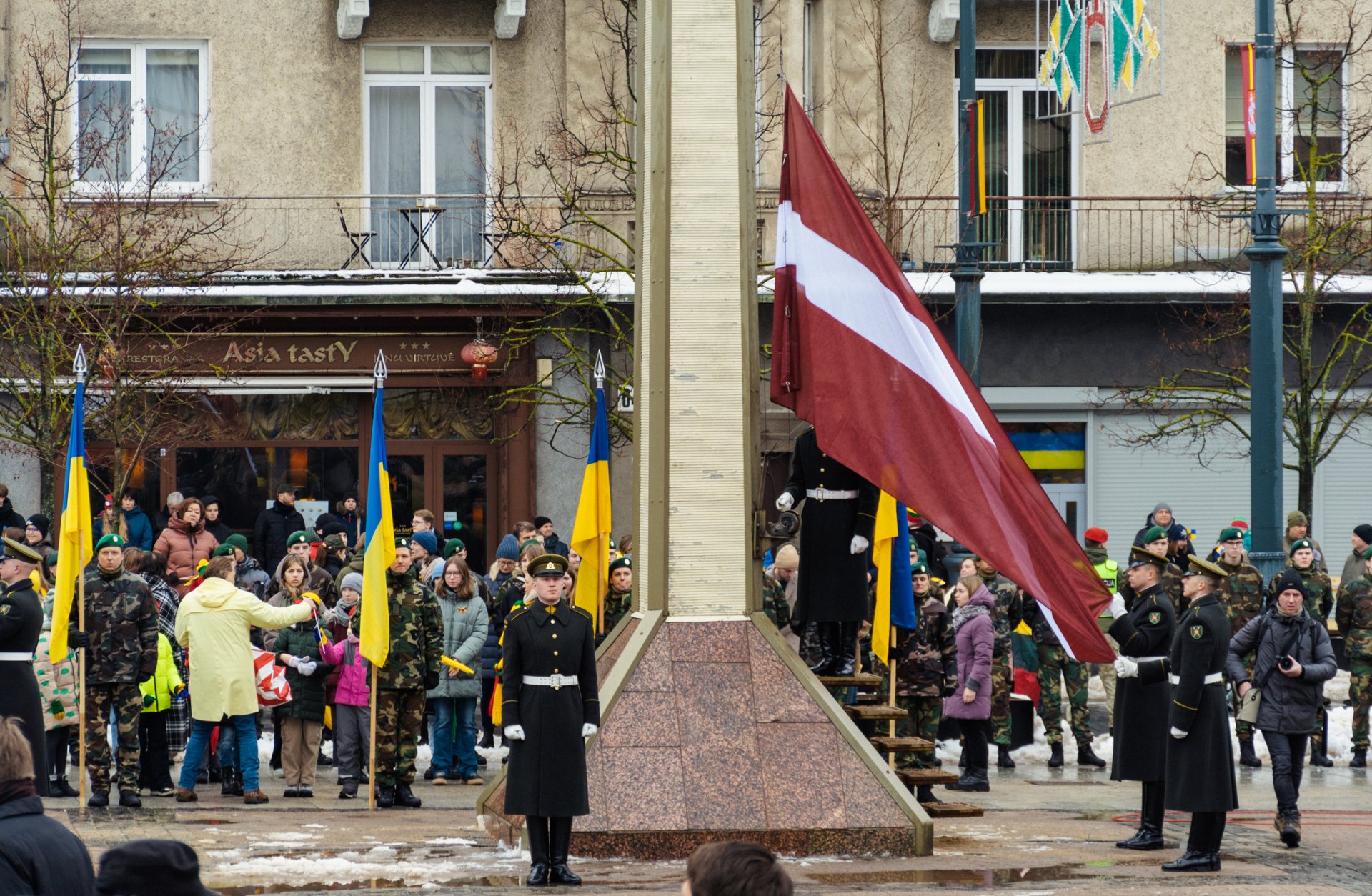 Националните флагове на Латвия и Украйна се издигат в Рига по време на церемония с участиевто на военни, 11 март 2023 г.