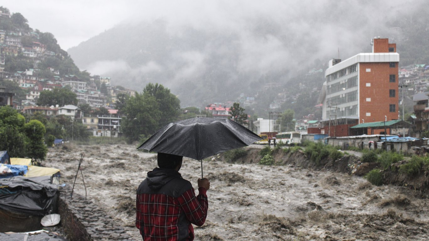 Наводнения взеха десетки жертви в Индия