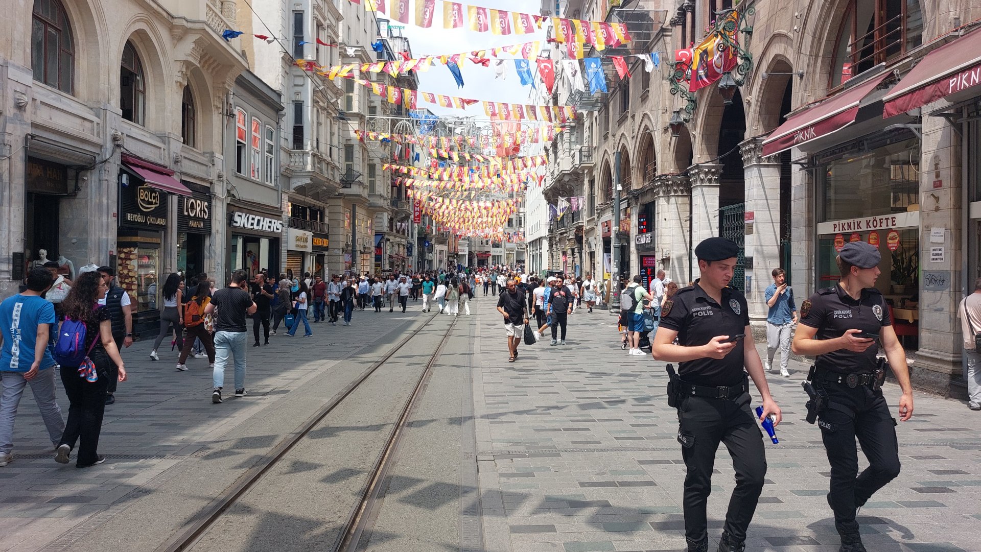 Известната търговска улица İstiklal Caddesi