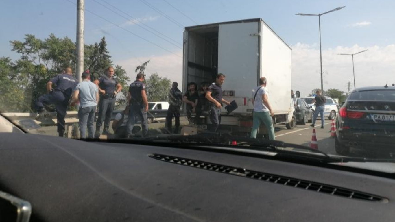 Акция по залавяне на мигранти предизвика огромно задръстване на входа на Бургас (снимки)