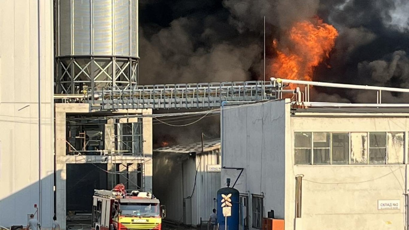 След 15 часа борба: Почти потушиха пожара в завода за фуражи в Ловеч