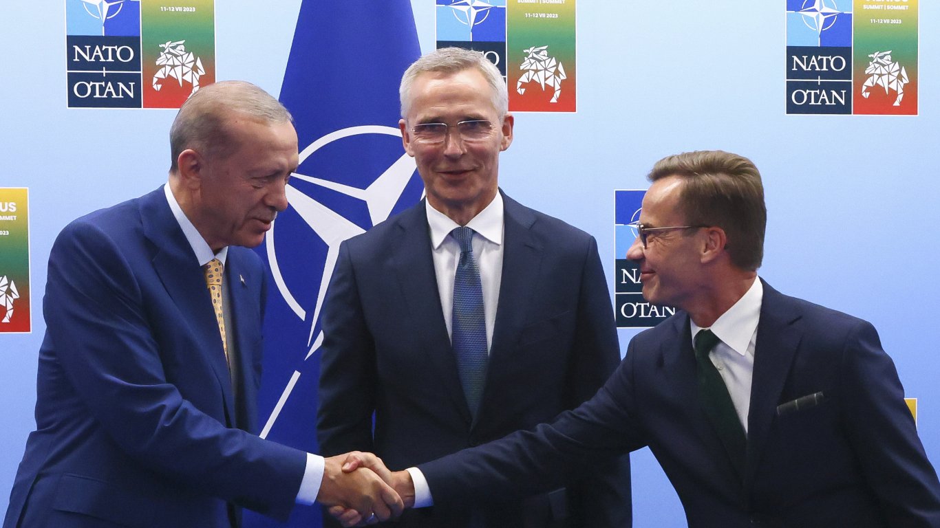 Турция се съгласи да внесе кандидатурата на Швеция за членство в НАТО в Меджлиса