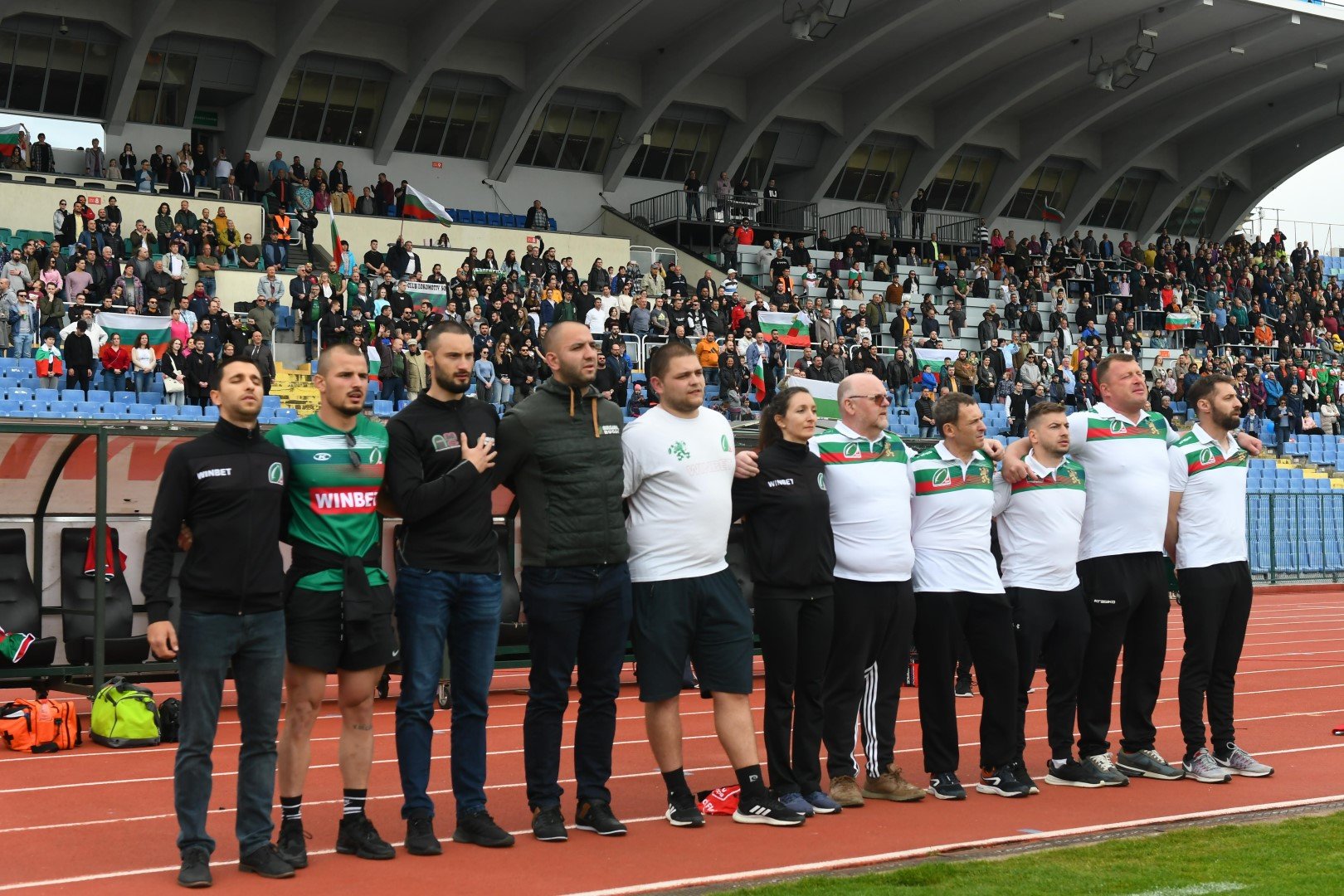Ромен Балмис (крайният вдясно) и екипът му слушат националния химн пред хилядите на "Васил Левски". Минути по-късно България победи Словения с 39:19