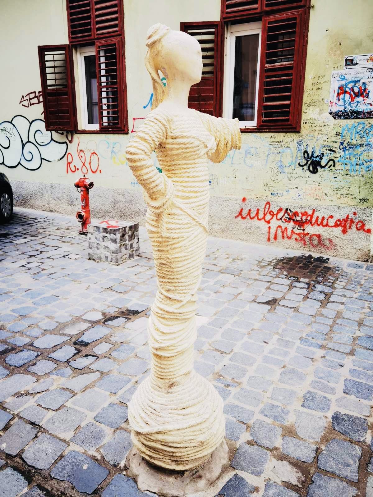 Статуя сочи към най-тясната уличка в Европа 