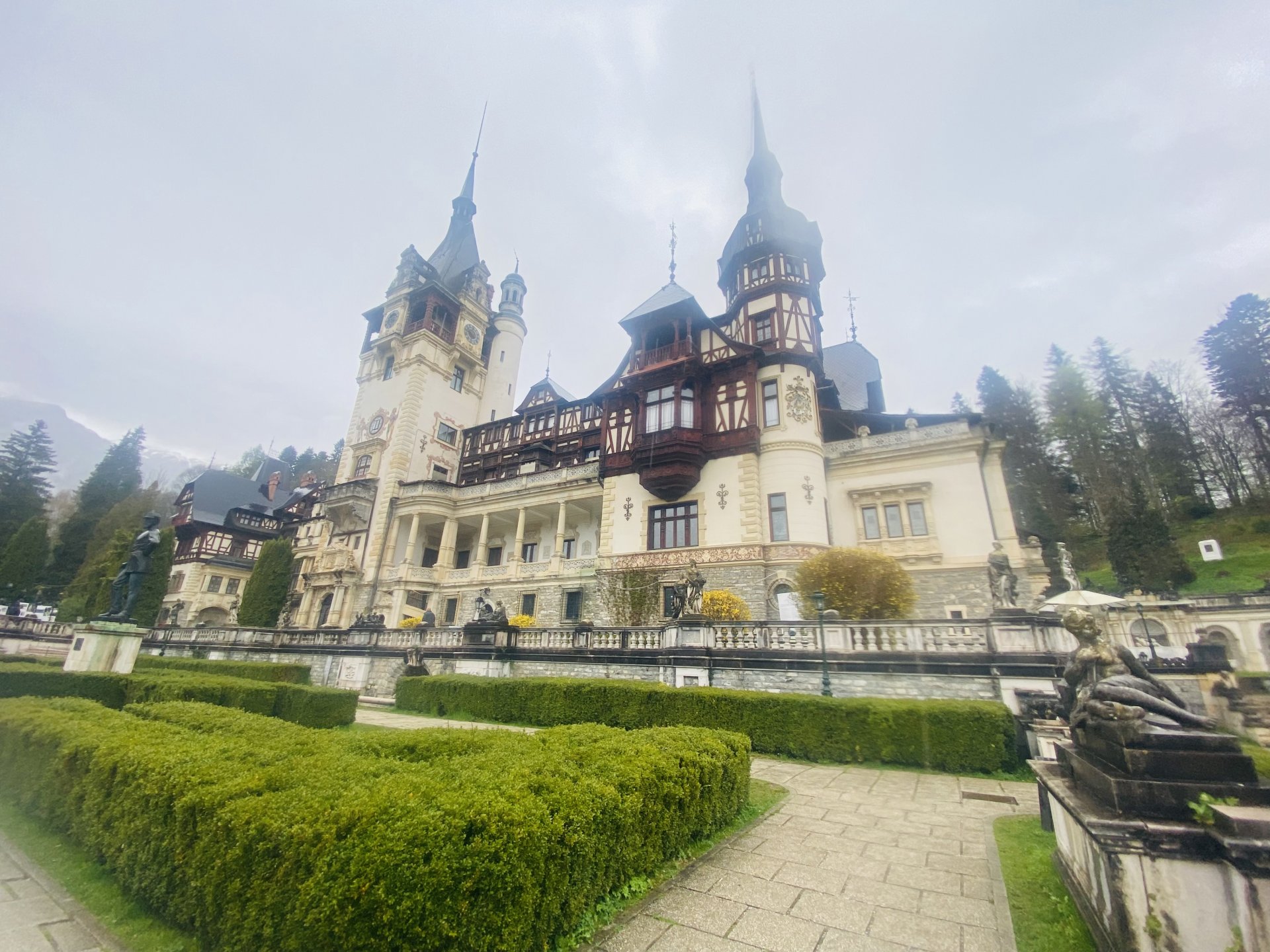 Замъкът Пелеш е разположен на средновековния път, свързващ историческите области Трансилвания и Влахия в Румъния, в подножието на Карпатите, в покрайнините на град Синая. Замъкът е построен в стил неоренесанс между 1873 и 1914 г. Наречен е по името на протичащата наблизо планинска река.