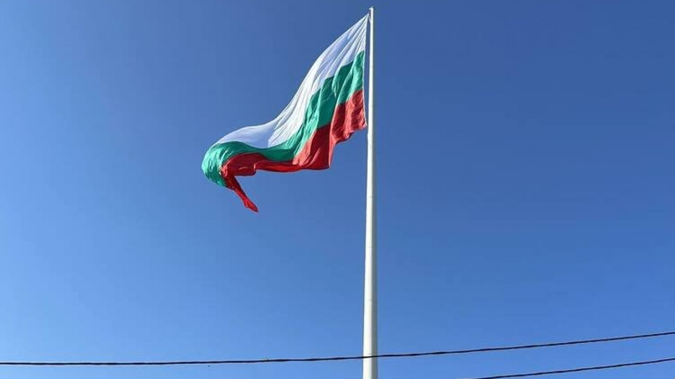 Издигнаха знамето на Рожен на 111 метра височина (видео)