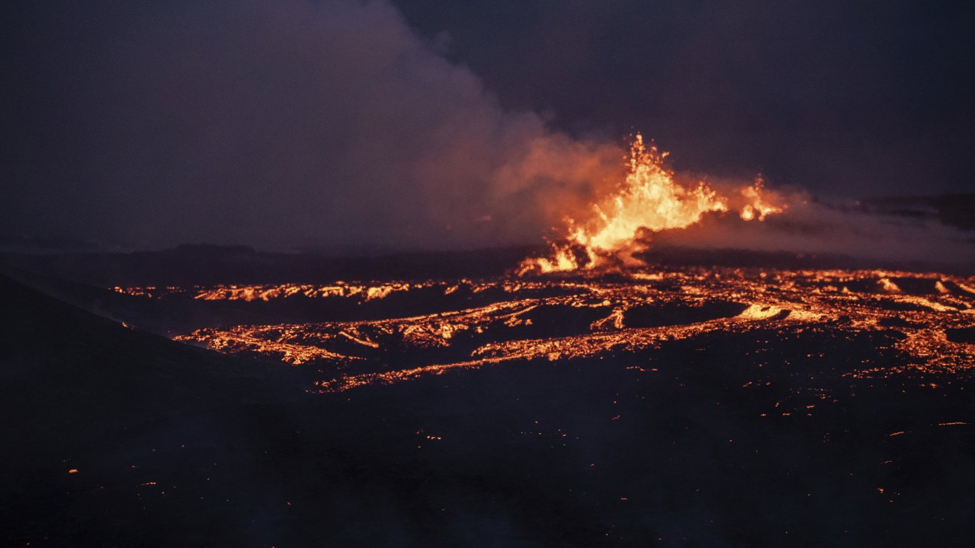 Вулкан край столицата на Исландия изригна за трета поредна година (снимки/видео)