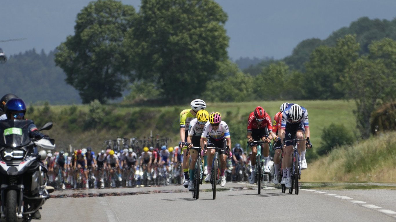 Баскът Билбао триумфира в хаотичния десети етап на Тура