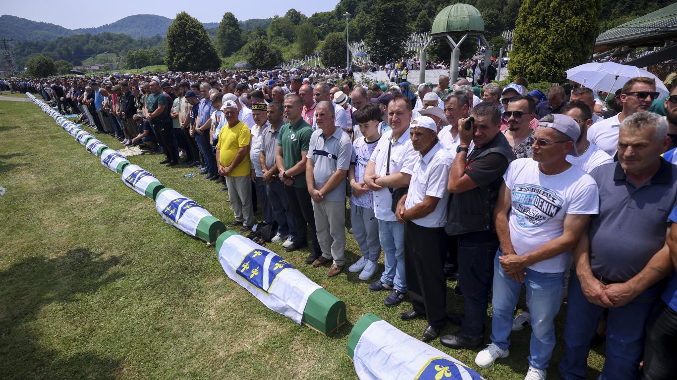 Мария Габриел: Няма да забравим, Сребреница е предупреждение към човечеството