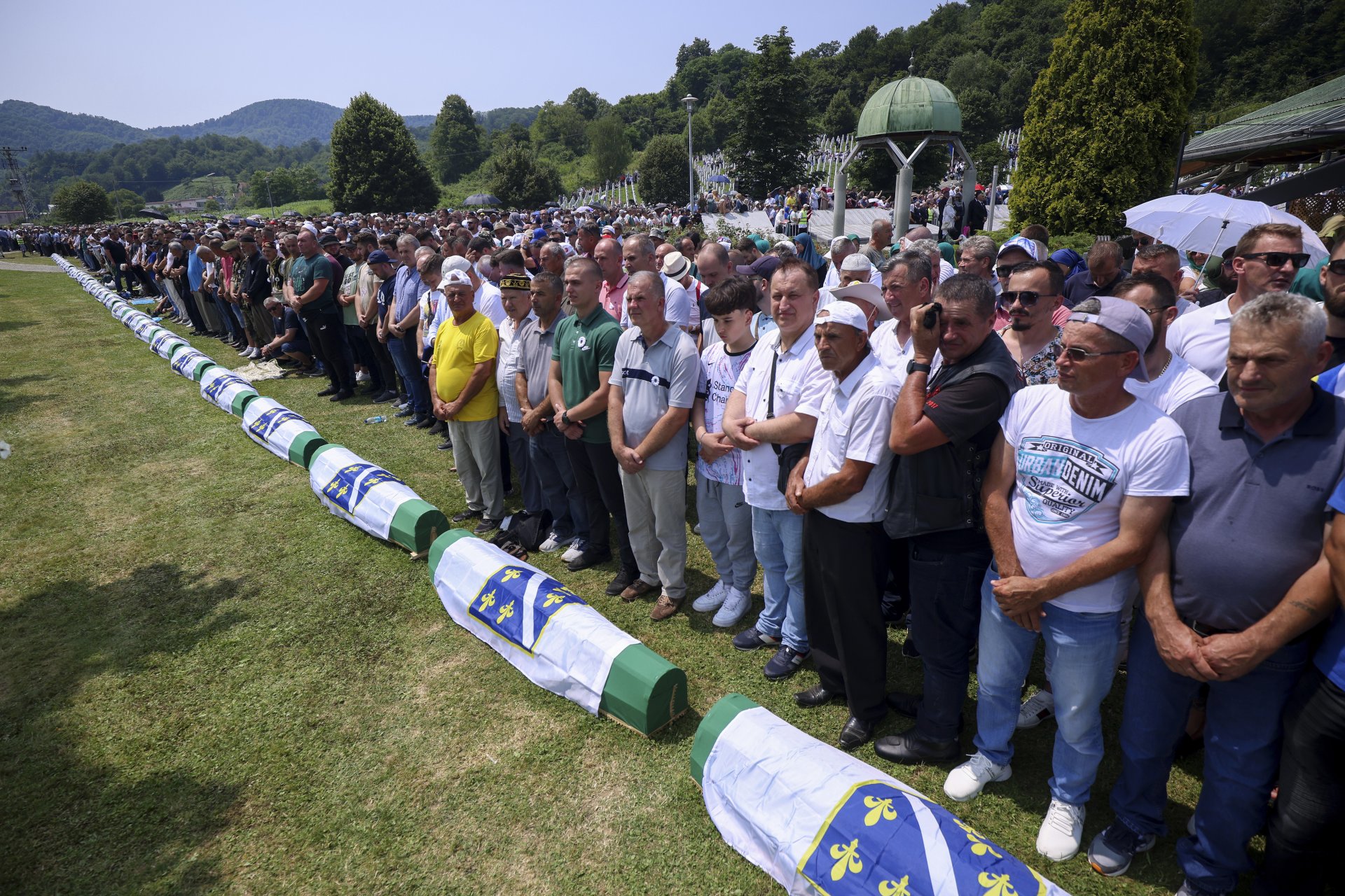 Телата на 30 новоидентифицирани жертви на кланетата в Сребреница бяха погребани на 11 юли 2023 г. (снимка архив)
