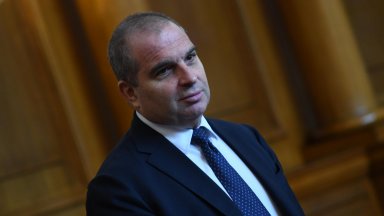 От 1990 до 1995 г работи във фондация Отворено общество