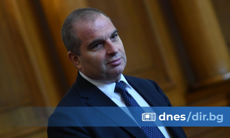 От 1990 до 1995 г. работи във фондация Отворено общество.