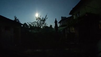 Тя предизвиква светлинни и звукови ефекти Възможно е материалът от