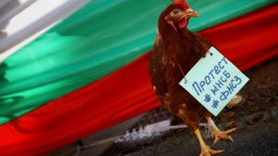 Протест на КНСБ блокира движението около парламента