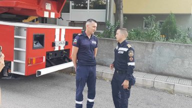 Снимка МВР За да не се разбива вратата двамата пожарникари