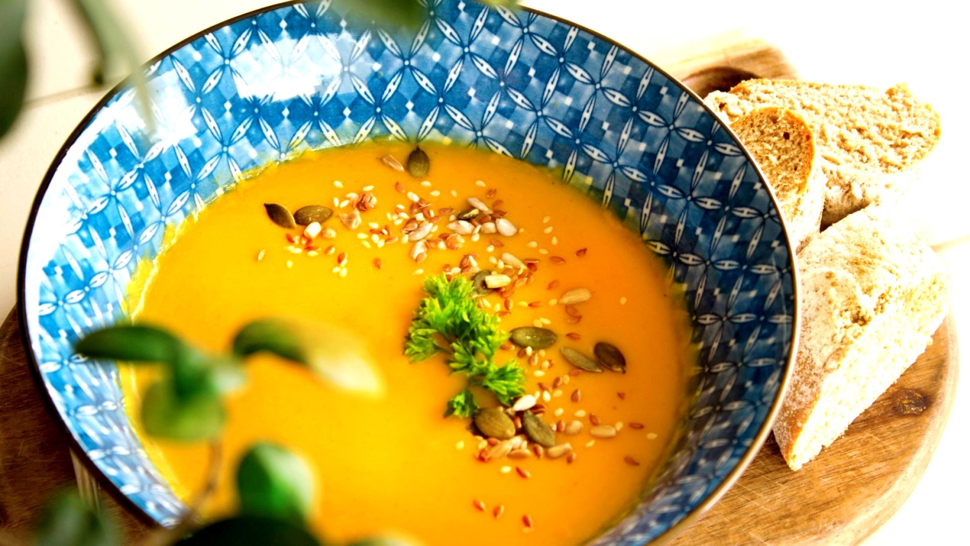 Крем супа от тиквички, картофи и чедър
