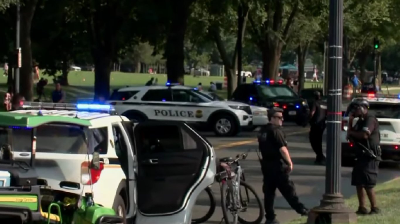 Шофьор, преследван от Сикрет сървис, прегази мъж на пешеходна пътека пред Белия дом